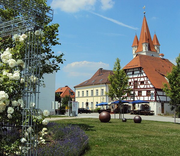 Rathaus mit Sophie-Scholl-Platz (Archiv Gemeinde Berg)
