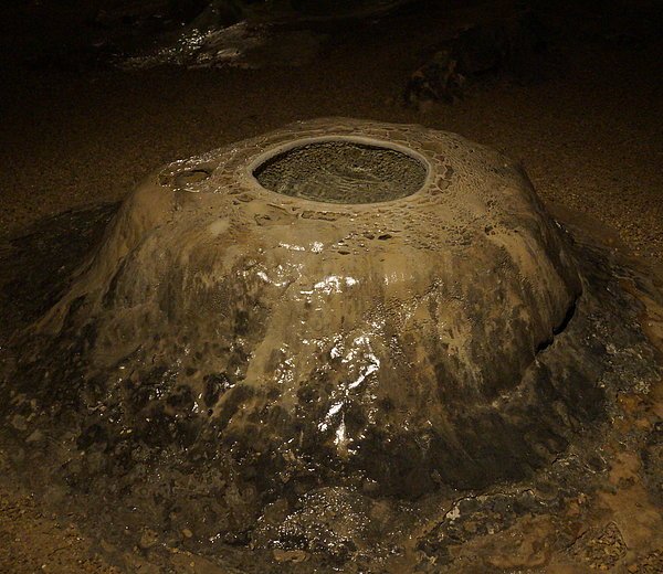 Becherstalagtit in der Tropfsteinhöhle Schulerloch