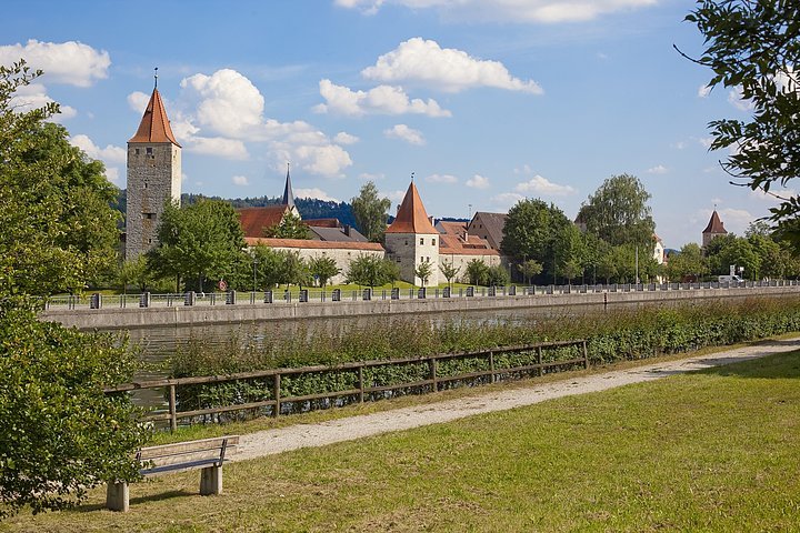 Historisches Berching mit komplett erhaltenem Stadtmauerring, vier Stadttoren und 13 Türmen.