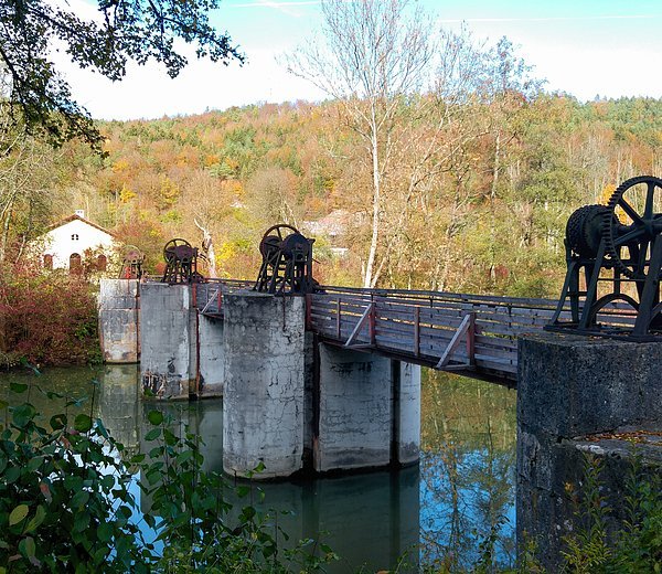 Wehranlage ohne Wehrschützen der Schleuse Nr. 5.Im Hintergrund: Schleusenwärterhaus.