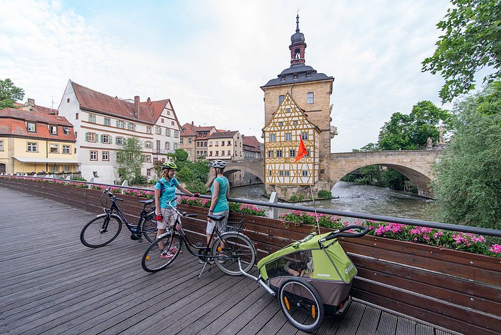 Blick auf die Regnitz und das Brückenrathaus in Bamberg