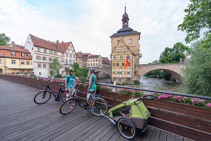 Blick auf die Regnitz und das Brückenrathaus in Bamberg Blick auf die Regnitz und das Brückenrathaus in Bamberg