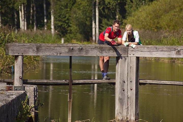 Radler an historischer Schleuse Die einzige funktionierende historische Schleuse befindet sich in Mühlhausen.