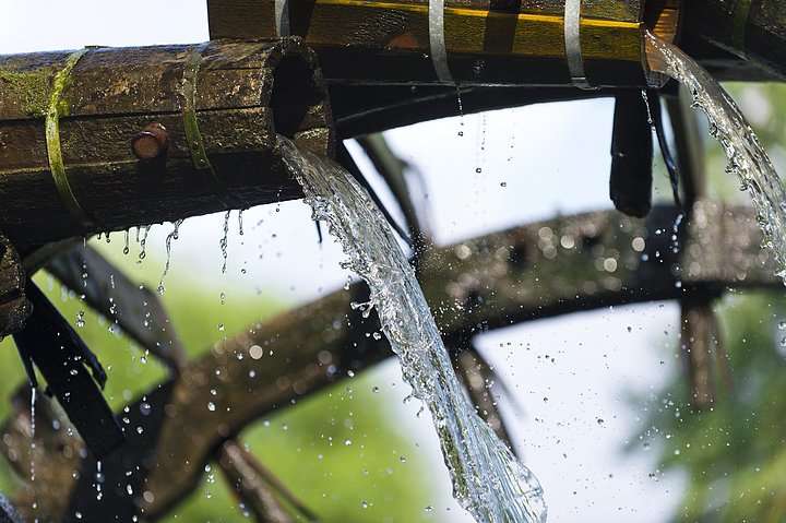 Wasserschöpfrad bei Hausen. Foto: Andreas Hub / Frankentourismus Detail des hölzernen Wasserschöpfrades bei Hausen
